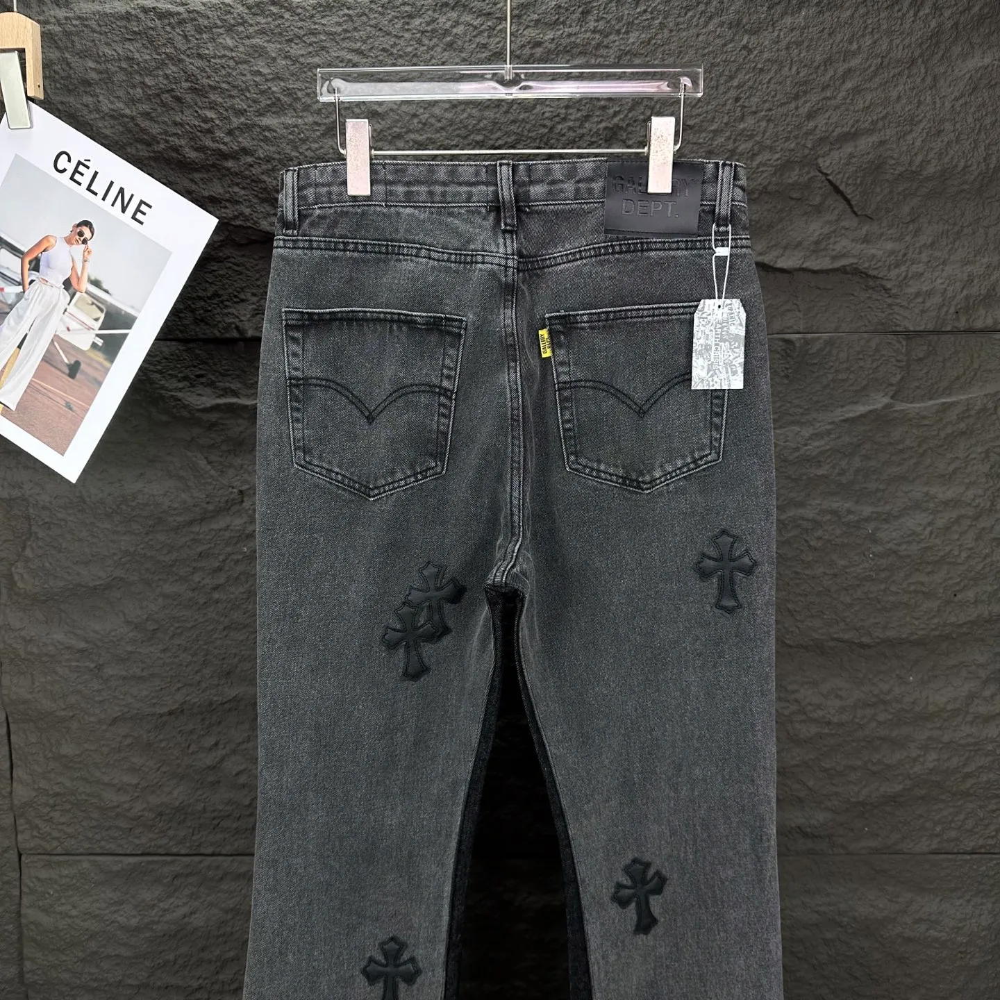 P270 GALLERY DEPT. Co-branded 2025 new style spliced ​​multiple cross-over leather couples style loose washed flared jeans 🔥High version🔥High version🔥 Top ceiling quality Styles with different washed textures are very friendly to people with thin legs and thick legs. The straight version is very flattering to the leg shape. Moderate length that never goes out of style, easy to match with casually, basic styling for various styles, a must-have in the wardrobe! The fabric is stiff but also makes the upper body soft without losing texture. The washing process is even more perfect. It is a must-have item for everyone! ! ! Washed wheat, hang tag, pants label, complete with three labels Color: washed black Size: 28, 30, 32, 34, 36 (five sizes)